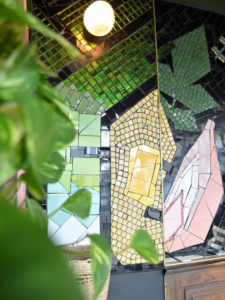 Esthétique contemporaine, design innovant en mosaïque, style minimaliste, mosaïque abstraite, art brut et moderne, mosaïque urbaine et dynamique, texture et couleur dans l’art, concept visuel de la mosaïque, œuvre artistique surprenante, originalité dans la création, mosaïque contemporaine sur les murs publics.