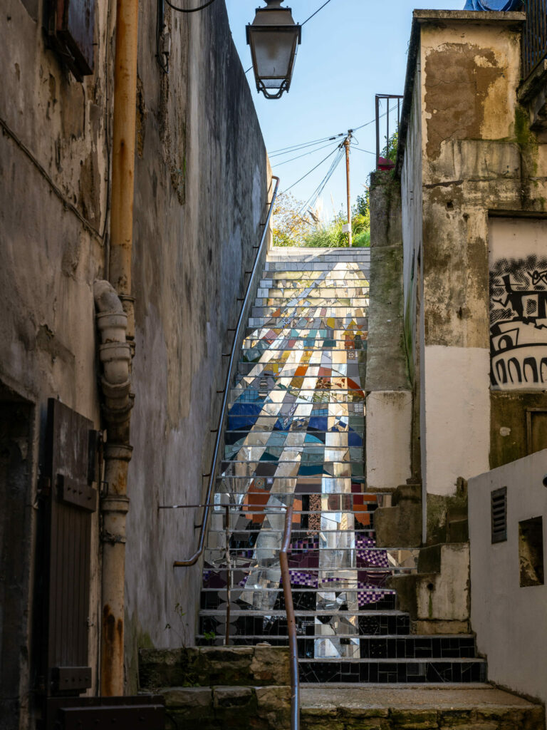 Escalier en mosaïque dans l’espace public à Bayonne, commande artistique pour le festival Points de Vue