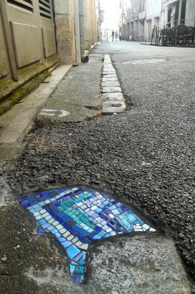 Dans cette section, vous trouverez mes mosaïques urbaines de réparation, un projet personnel d'art urbain où je transforme des imperfections de la ville en œuvres d’art spontanées. Ces interventions visent à réparer le monde, un fragment à la fois, en intégrant des éléments de recyclage et en créant des liens visibles et poétiques dans l’espace public.