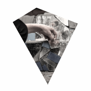 Artiste mosaïste, démarche créative et engagée, processus de création artistique, réinvention à travers l’art, travail sur mesure, inspiration par l’histoire des lieux, art thérapeutique, mosaïque et écologie, art engagé, projet artistique inclusif, message social à travers l'art, art collaboratif, démarche artistique personnelle.