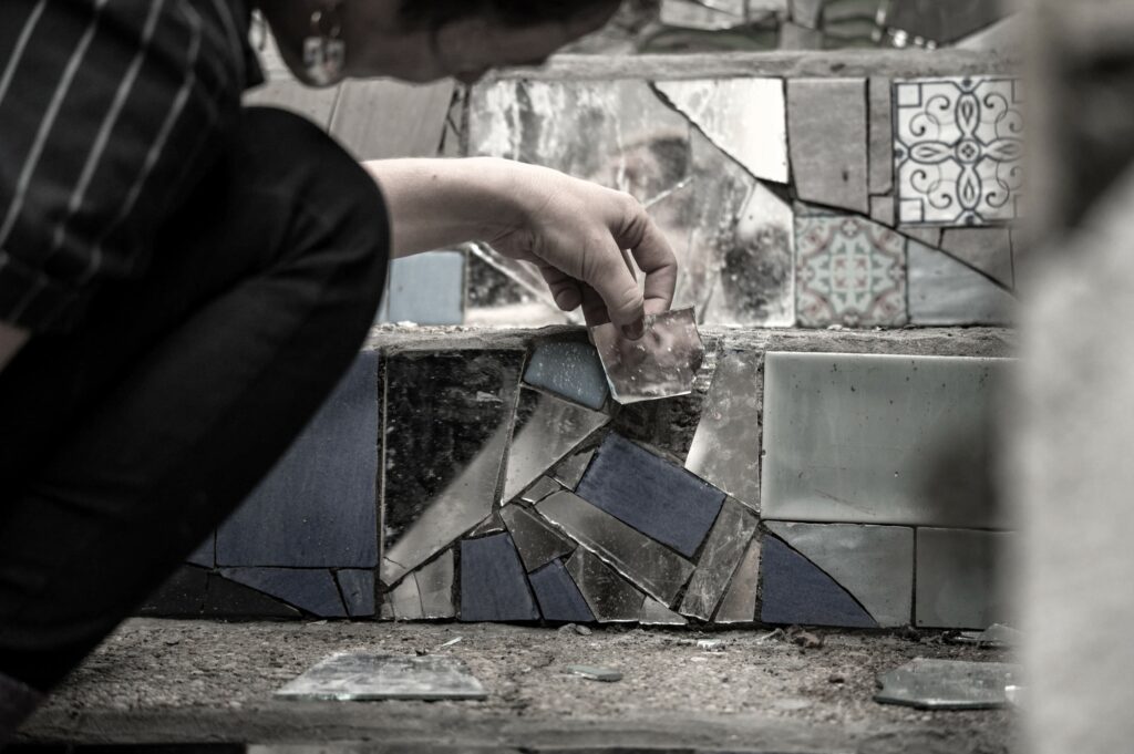 Artiste mosaïste, démarche créative et engagée, processus de création artistique, réinvention à travers l’art, travail sur mesure, inspiration par l’histoire des lieux, art thérapeutique, mosaïque et écologie, art engagé, projet artistique inclusif, message social à travers l'art, art collaboratif, démarche artistique personnelle.