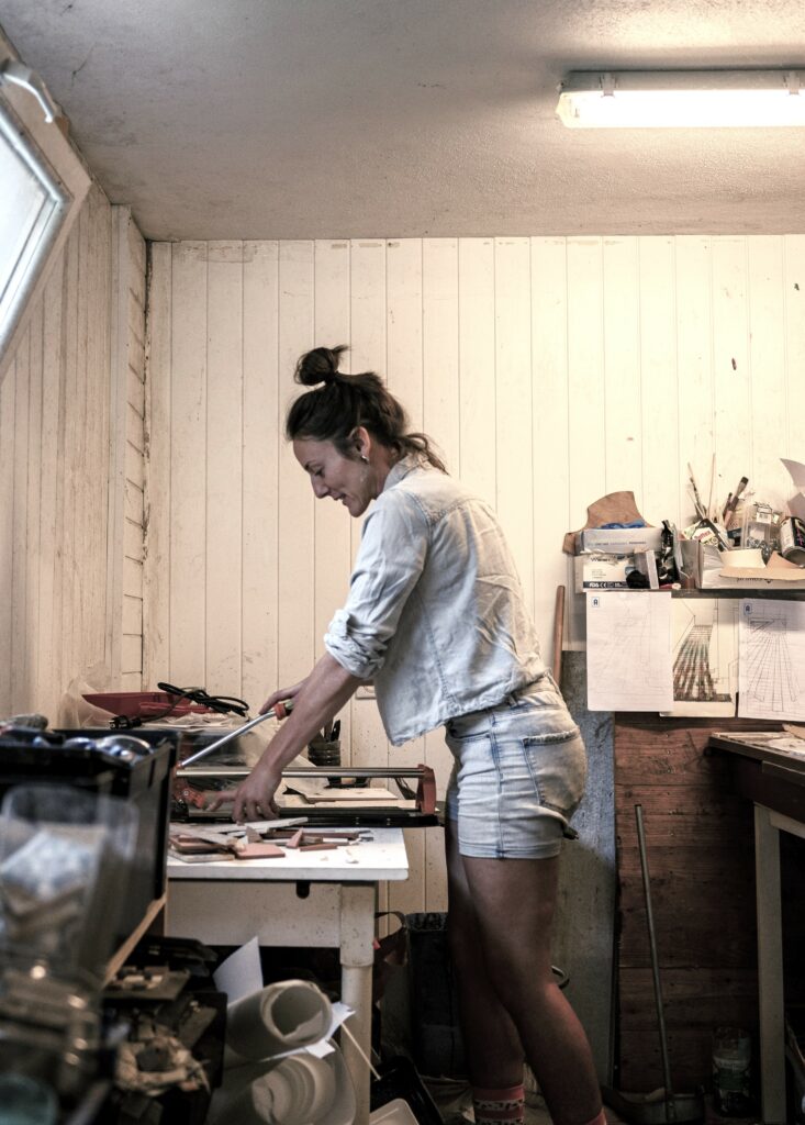 Artiste mosaïste, démarche créative et engagée, processus de création artistique, réinvention à travers l’art, travail sur mesure, inspiration par l’histoire des lieux, art thérapeutique, mosaïque et écologie, art engagé, projet artistique inclusif, message social à travers l'art, art collaboratif, démarche artistique personnelle.