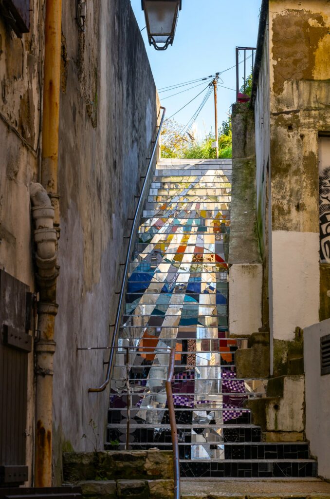 Cette fresque murale poétique, réalisée dans un escalier public à Bayonne pour le festival, transforme l'espace en un lieu d'exploration visuelle. Un art public qui invite à la contemplation et à la rencontre.
