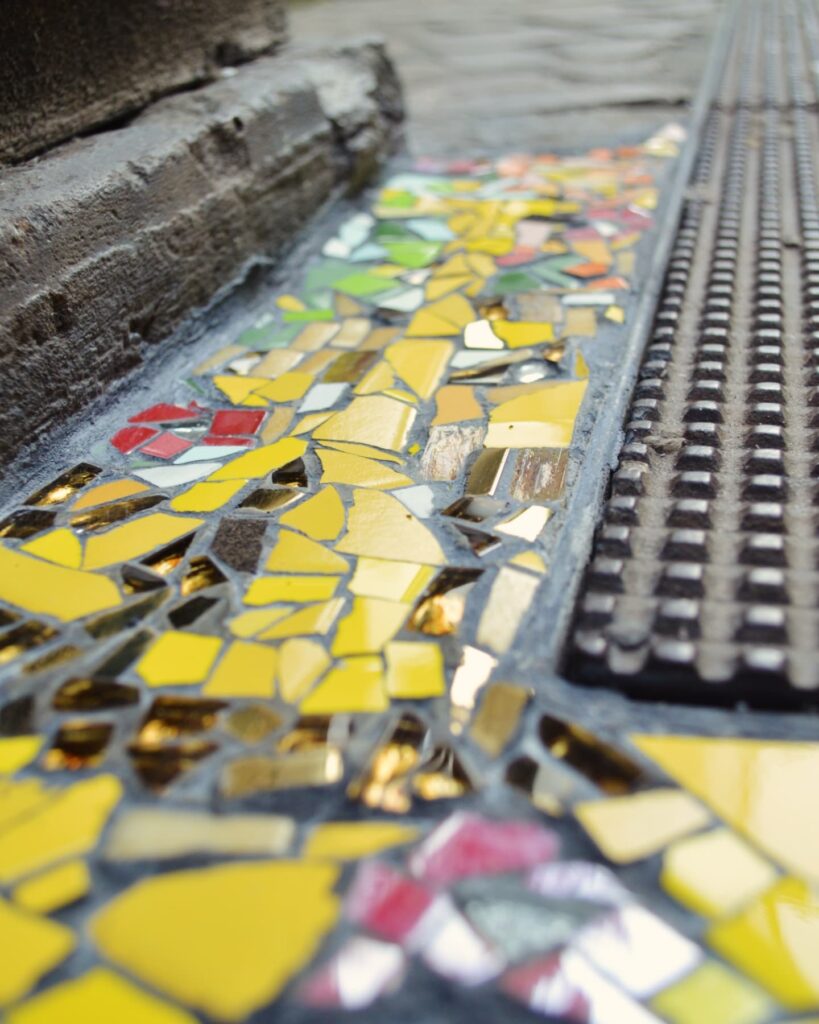 Mosaïque dans l’espace public, art mural urbain, projets dans les quartiers, fresque en mosaïque dans les lieux publics, art mural sur les murs de la ville, mosaïque de rue, fresque murale sur l'escalier, art dans les espaces de transit, décoration extérieure, art dans les espaces communautaires, art dans les restaurants, espace interactif.