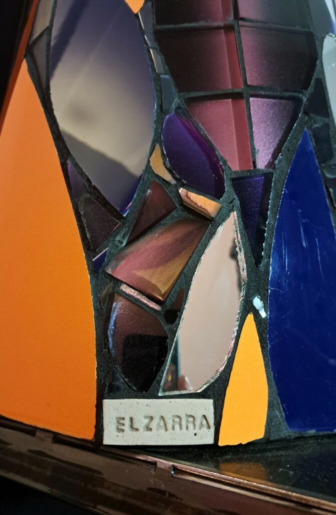 Découvrez une sélection de sculptures mosaïques et de totems créés par Elzarra. Ces œuvres sont disponibles à la vente et peuvent être personnalisées selon vos envies. Elles représentent un mélange unique de mosaïque artistique sur mesure et de sculpture, apportant une touche d’originalité à chaque espace.