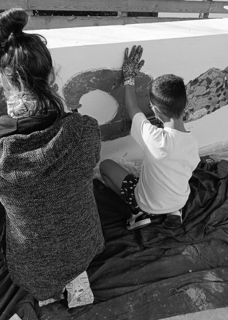 Atelier participatif de mosaïque mené par Elzarra avec une école ou une association