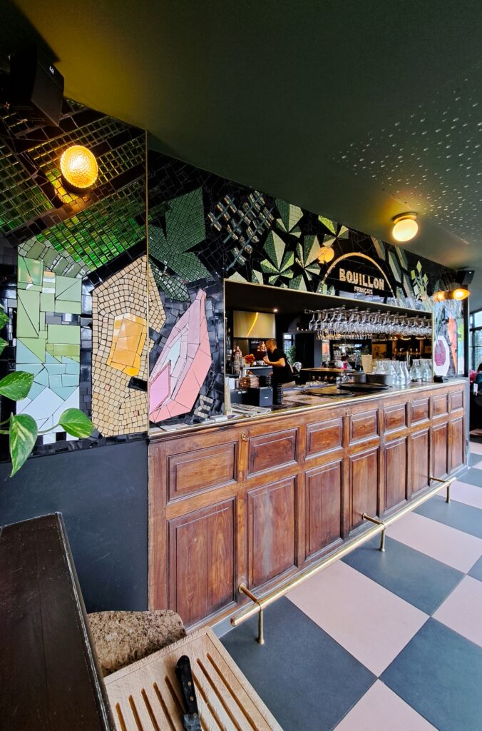 ok Esthétique contemporaine, design innovant en mosaïque, style minimaliste, mosaïque abstraite, art brut et moderne, mosaïque urbaine et dynamique, texture et couleur dans l’art, concept visuel de la mosaïque, œuvre artistique surprenante, originalité dans la création, mosaïque contemporaine sur les murs publics.