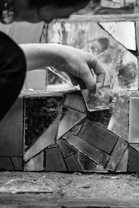 ok Mosaïque artisanale, création manuelle, fragments colorés, art mural contemporain, assemblage de carreaux, matériaux recyclés, art public, mosaïque sur mesure, techniques de mosaïque traditionnelle, mosaïque urbaine, décoration murale en mosaïque, art fait main, œuvre en mosaïque.