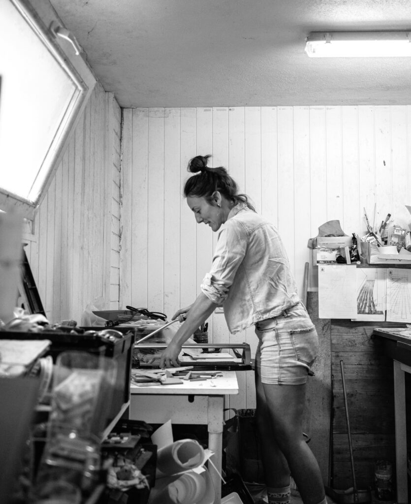 OK Artiste mosaïste, démarche créative et engagée, processus de création artistique, réinvention à travers l’art, travail sur mesure, inspiration par l’histoire des lieux, art thérapeutique, mosaïque et écologie, art engagé, projet artistique inclusif, message social à travers l'art, art collaboratif, démarche artistique personnelle.