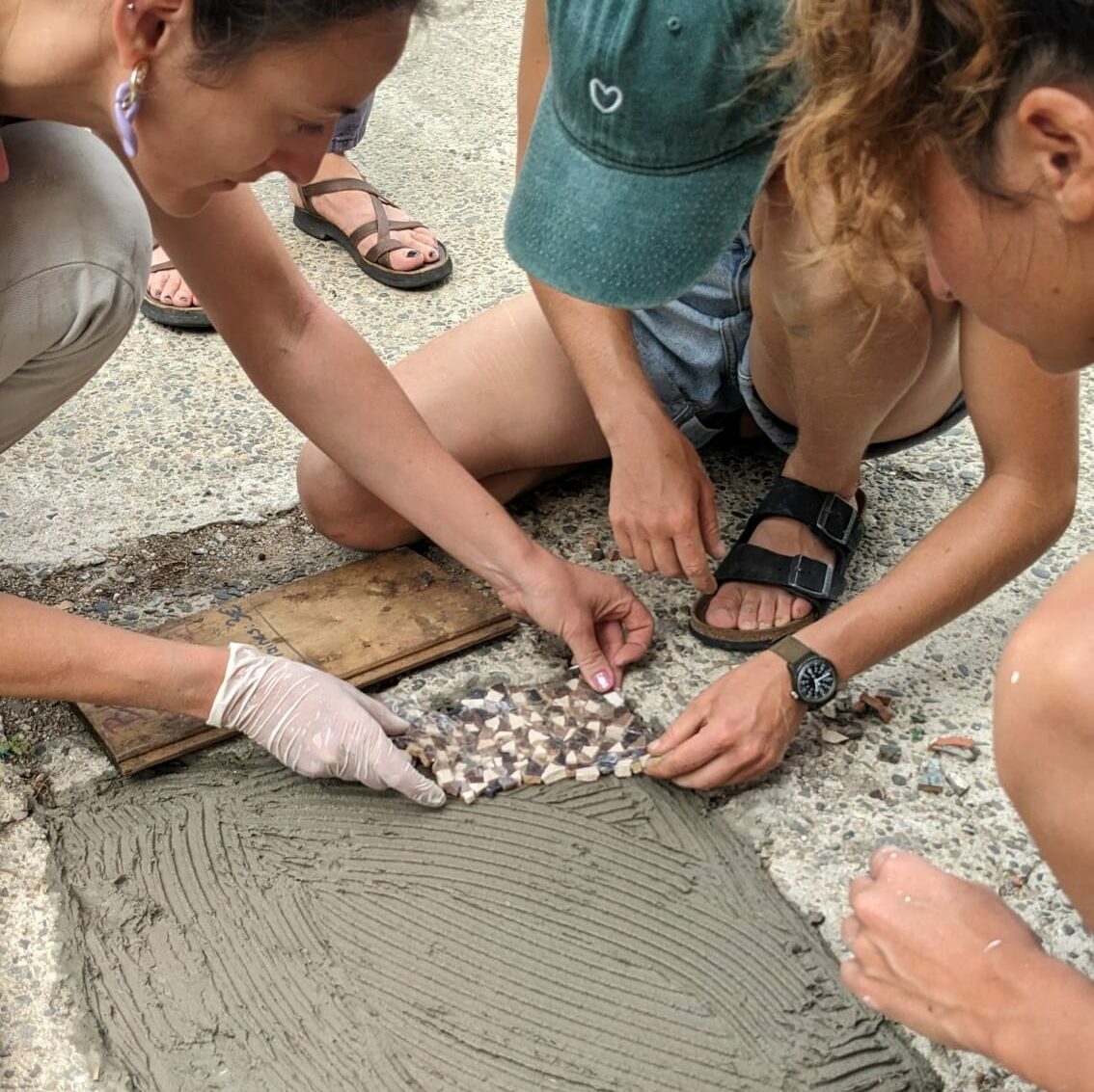 Ateliers mosaïque pour apprendre la technique de fresques en mosaïque in situ: les différentes étapes à respecter pour créer vos projets personnels tables fresques mobilier extérieur. gagnez en autonomie et apprenez la mosaïque pour réaliser chez vous - atelier créatif  arts plastiques 