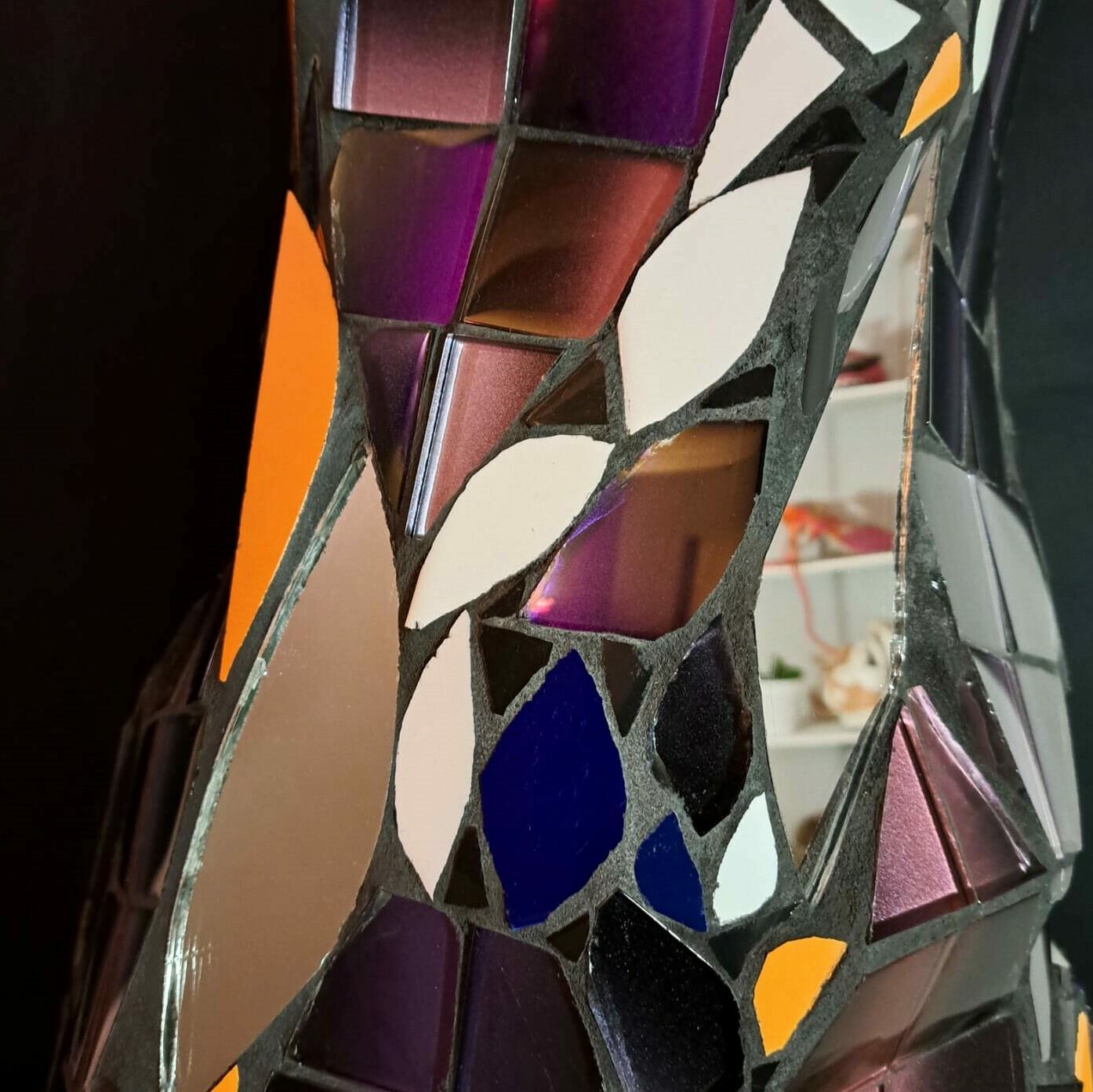 Totems en mosaïque contemporaine, œuvres personnelles à vendre et personnalisables, ateliers pour créer son propre totem en mosaïque a anglet en février 2026, idée cadeau pour la Saint-Valentin