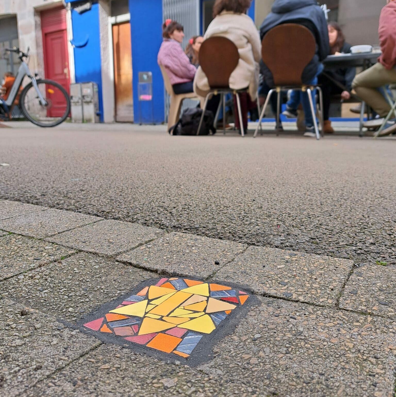 mosaïque, mosaïque urbaine, créations participatives, art public Pays Basque, Petites mosaïques urbaines réparant le bitume dans l’espace public, une démarche artistique engagée, ateliers de création pour des structures à caractère social