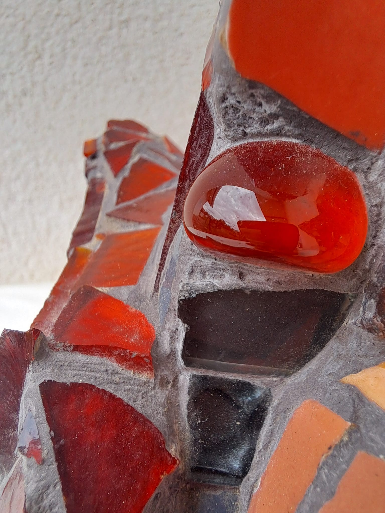 Elzarra | Artiste visuelle | Bayonne | Mosaïque | Mosaïque in situ | Fresque murale | Sculpture en mosaïque | Mémoire | Ancrage | Réparation | Voix oubliées | Art participatif | Espace public | Lieux de vie | Fragment | Matière recyclée | Carrelage | Miroirs | Objets du quotidien | Création collective | Street art | Art contemporain | Engagement social | Lien humain | Transformation du regard | Installation artistique | Urbanisme artistique | Interactivité | Patrimoine vivant | Émotion | Poétique | Couleurs | Fragmentation | Totem | Voyage et mémoire | Œuvre immersive | Résilience | Expression féminine | Inclusion | Innovation artistique