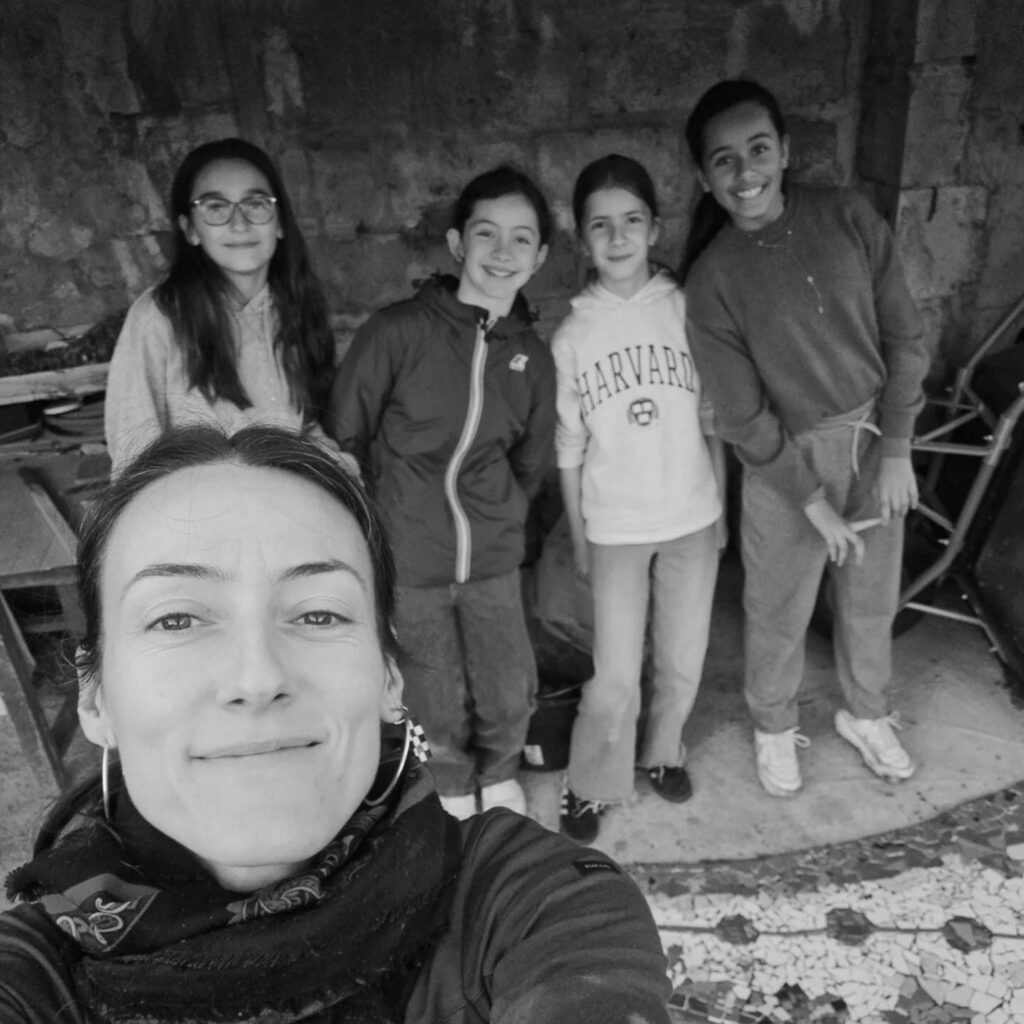 Fresque en mosaïque co-créée avec des enfants du college saint-Bernard à Bayonne - projet participatif - atelier créatif - dispositif pass culture - intermédiaire culturel arts plastiques pedagogie alternative