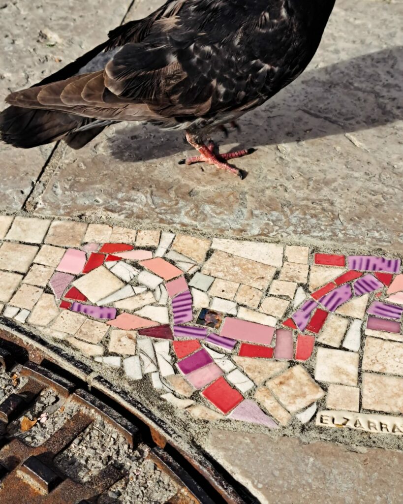 mosaique urbaine à Bayonne - artiste elzarra - réparation des trous de la ville avec de la mosaique - réparation des trottoires en mosaique à bayonne - flacking à bayonne