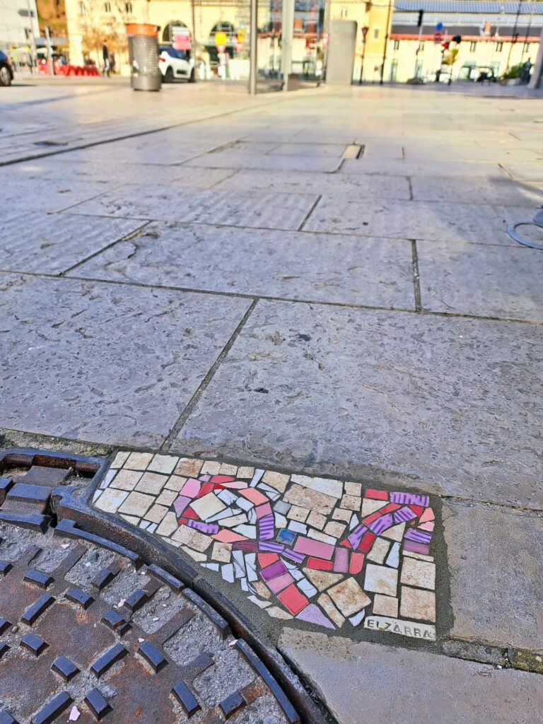 mosaique urbaine à Bayonne - artiste elzarra - réparation des trous de la ville avec de la mosaique - réparation des trottoires en mosaique à bayonne - flacking à bayonne