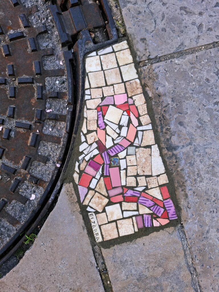 mosaique urbaine à Bayonne - artiste elzarra - réparation des trous de la ville avec de la mosaique - réparation des trottoires en mosaique à bayonne - flacking à bayonne