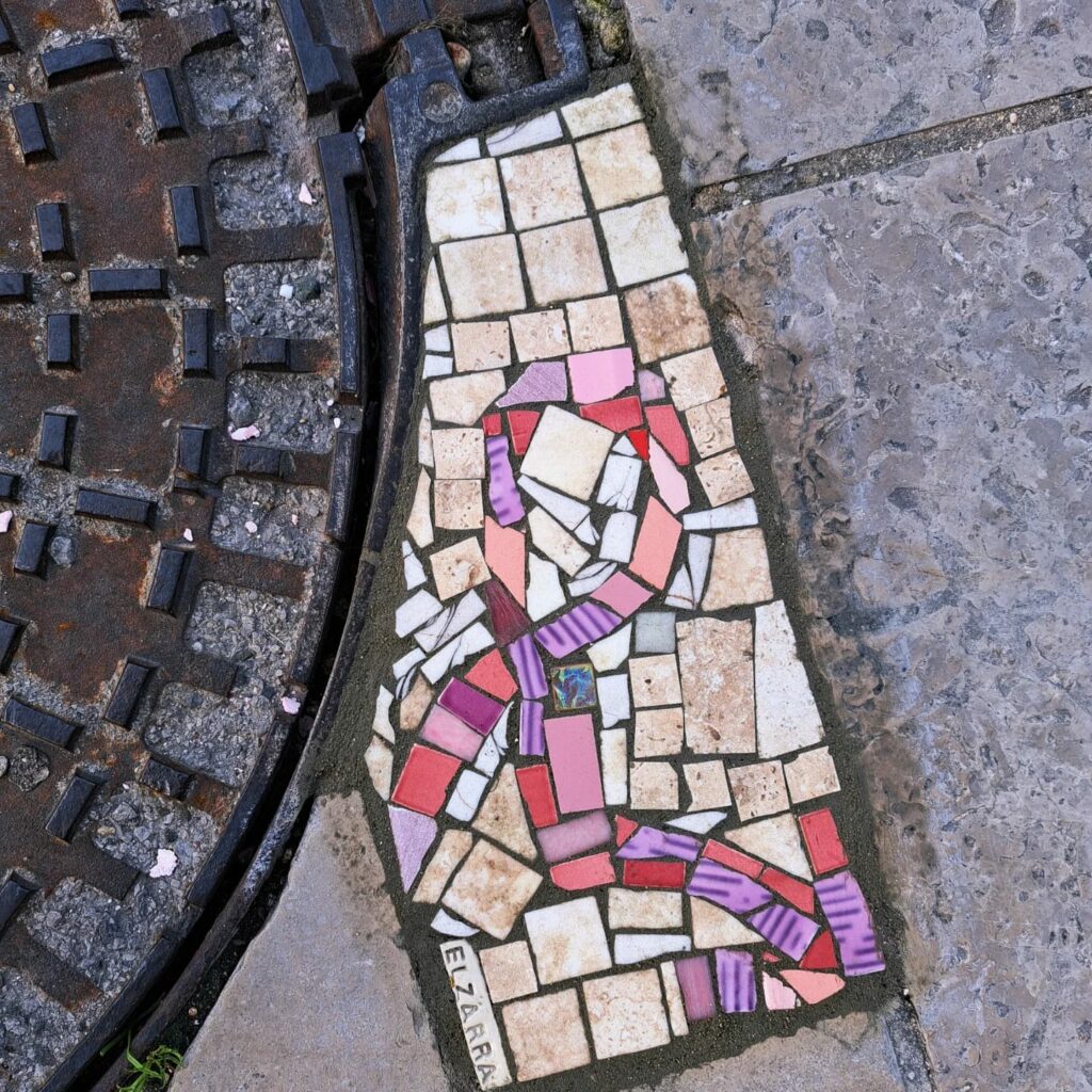 mosaique urbaine à Bayonne - artiste elzarra - réparation des trous de la ville avec de la mosaique - réparation des trottoires en mosaique à bayonne - flacking à bayonne