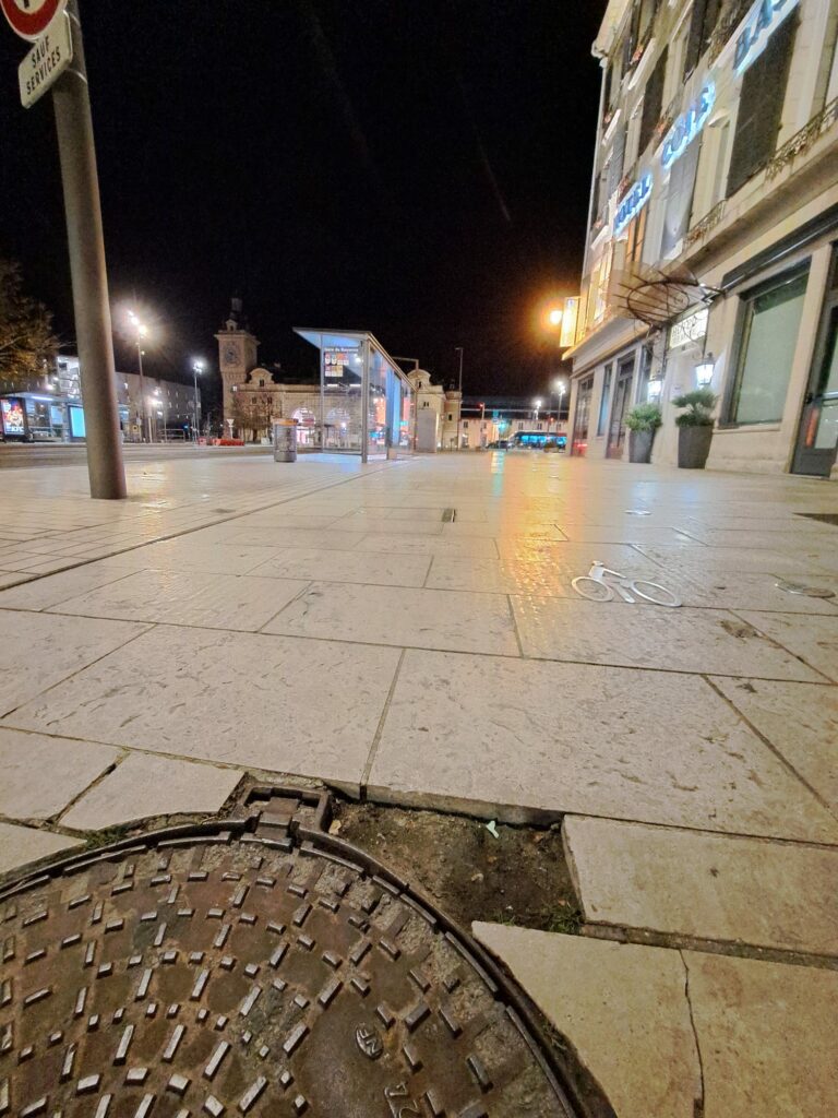 mosaique urbaine à Bayonne - artiste elzarra - réparation des trous de la ville avec de la mosaique - réparation des trottoires en mosaique à bayonne - flacking à bayonne