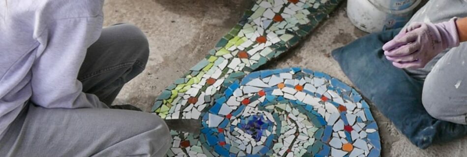 Fresque en mosaïque co-créée avec des enfants du college saint-Bernard à Bayonne - projet participatif - atelier créatif - dispositif pass culture - intermédiaire culturel arts plastiques pedagogie alternative