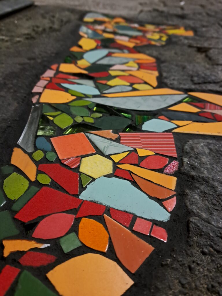 mosaïque, mosaïque urbaine, créations participatives, art public Pays Basque, Petites mosaïques urbaines réparant le bitume dans l’espace public, une démarche artistique engagée, ateliers de création pour des structures à caractère social