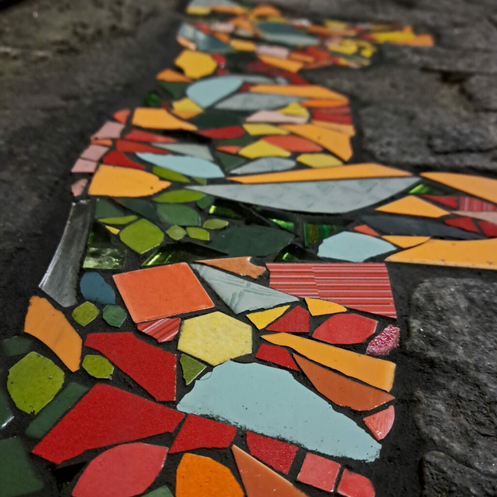 mosaïque, mosaïque urbaine, créations participatives, art public Pays Basque, Petites mosaïques urbaines réparant le bitume dans l’espace public, une démarche artistique engagée, ateliers de création pour des structures à caractère social