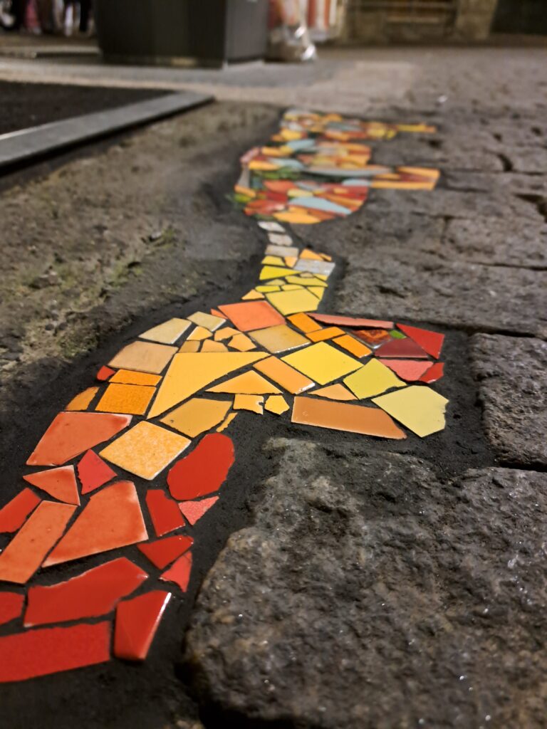 mosaïque, mosaïque urbaine, créations participatives, art public Pays Basque, Petites mosaïques urbaines réparant le bitume dans l’espace public, une démarche artistique engagée, ateliers de création pour des structures à caractère social