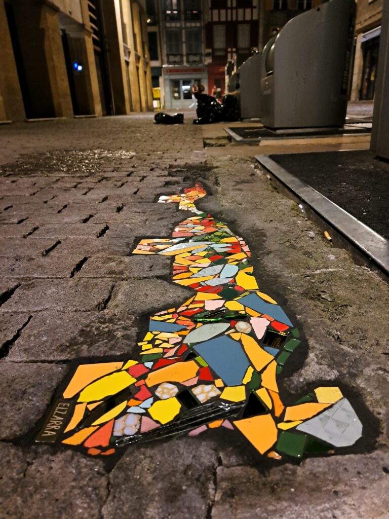 mosaïque, mosaïque urbaine, créations participatives, art public Pays Basque, Petites mosaïques urbaines réparant le bitume dans l’espace public, une démarche artistique engagée, ateliers de création pour des structures à caractère social