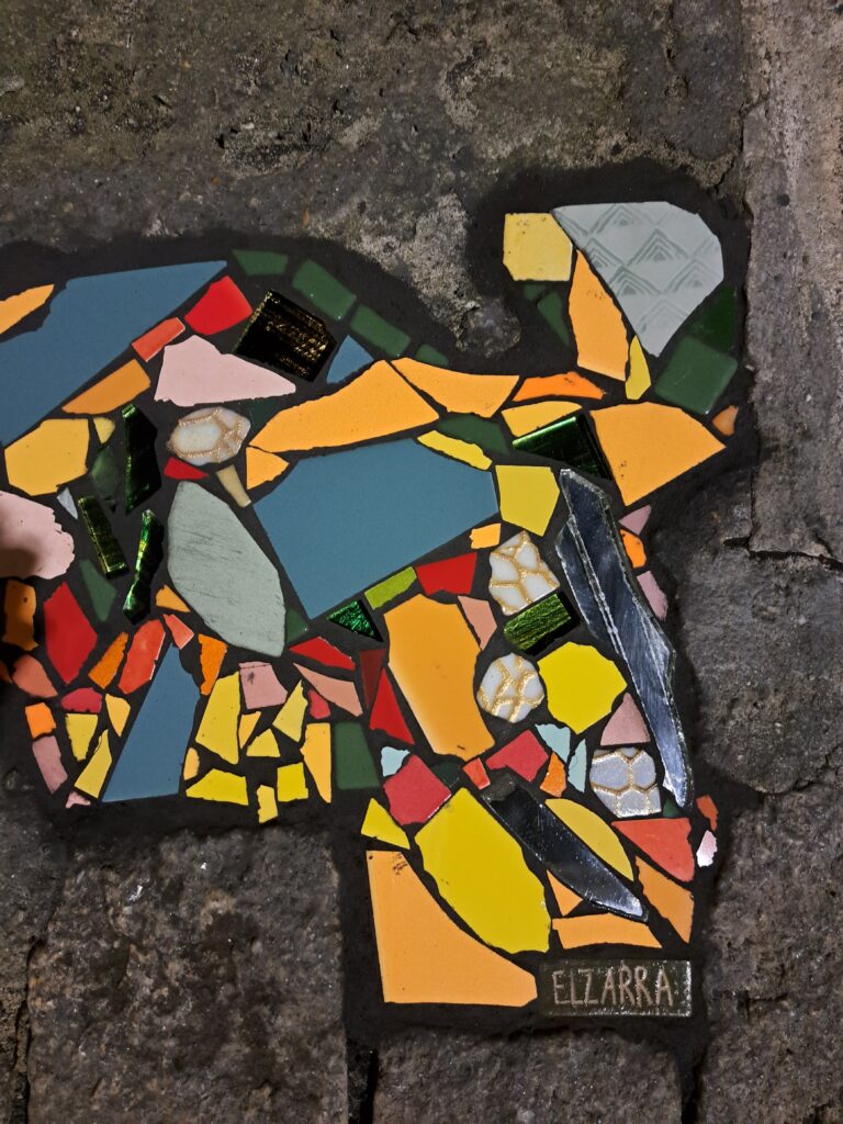 mosaïque, mosaïque urbaine, créations participatives, art public Pays Basque, Petites mosaïques urbaines réparant le bitume dans l’espace public, une démarche artistique engagée, ateliers de création pour des structures à caractère social