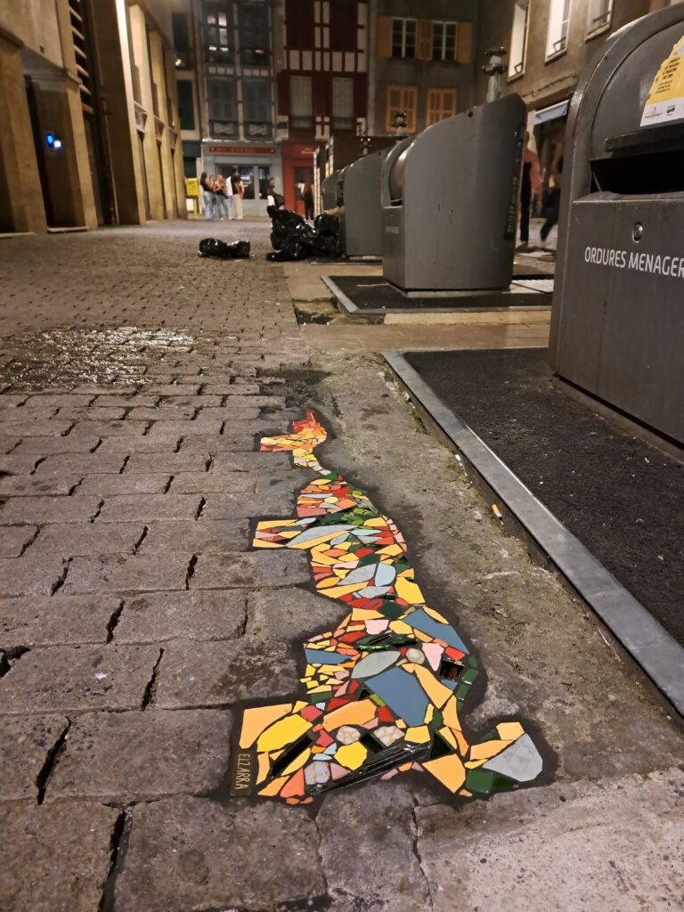 mosaïque, mosaïque urbaine, créations participatives, art public Pays Basque, Petites mosaïques urbaines réparant le bitume dans l’espace public, une démarche artistique engagée, ateliers de création pour des structures à caractère social