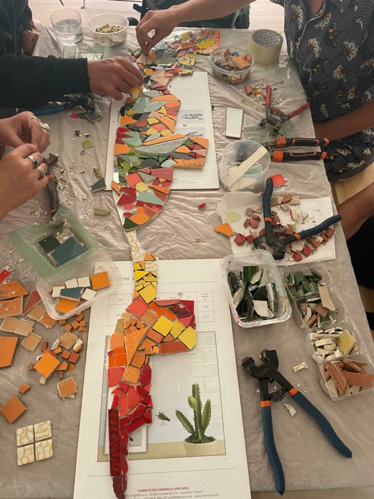 mosaïque, mosaïque urbaine, créations participatives, art public Pays Basque, Petites mosaïques urbaines réparant le bitume dans l’espace public, une démarche artistique engagée, ateliers de création pour des structures à caractère social